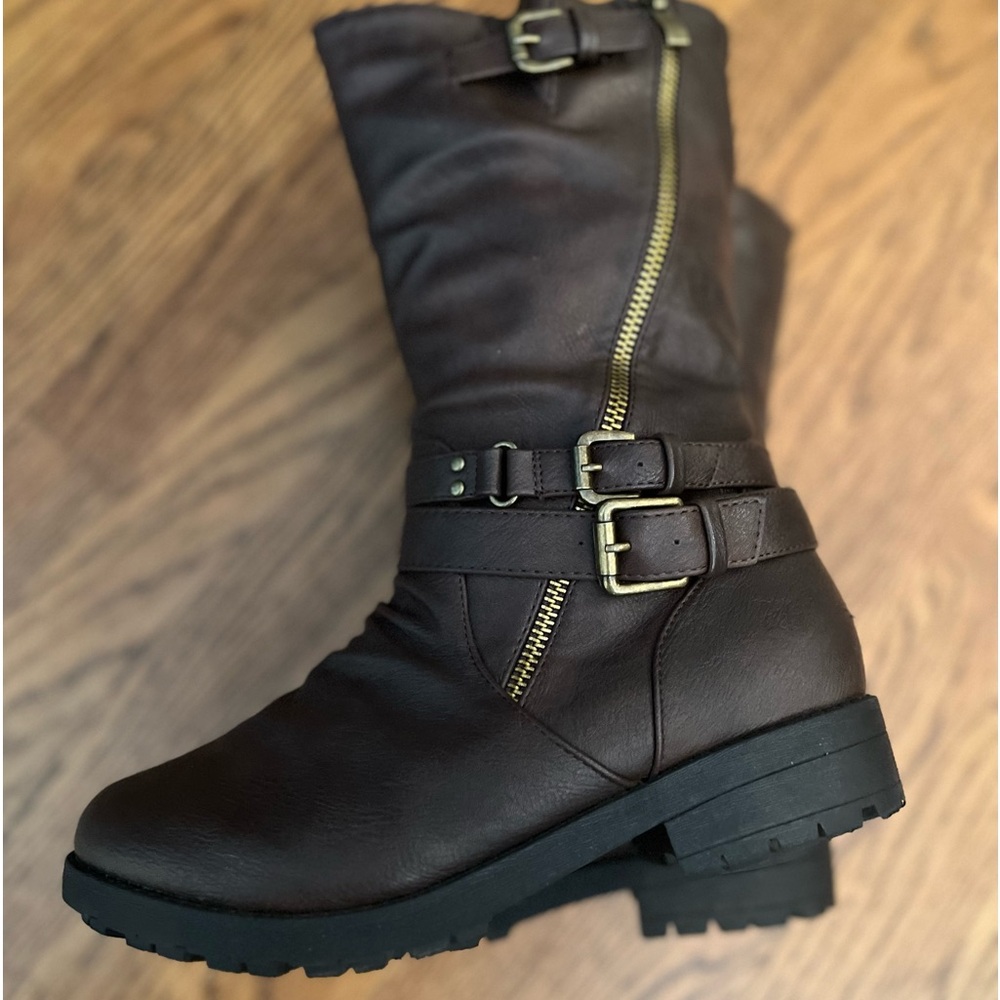 Dream Pairs Women’s Buckle Boots
Brown Size 6 Faux Fur Lined